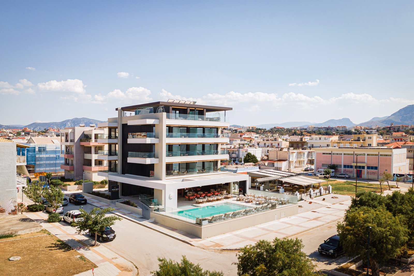 Αεροφωτογραφία του Avant Blue Boutique Hotel και της παραλίας στην Κόρινθο