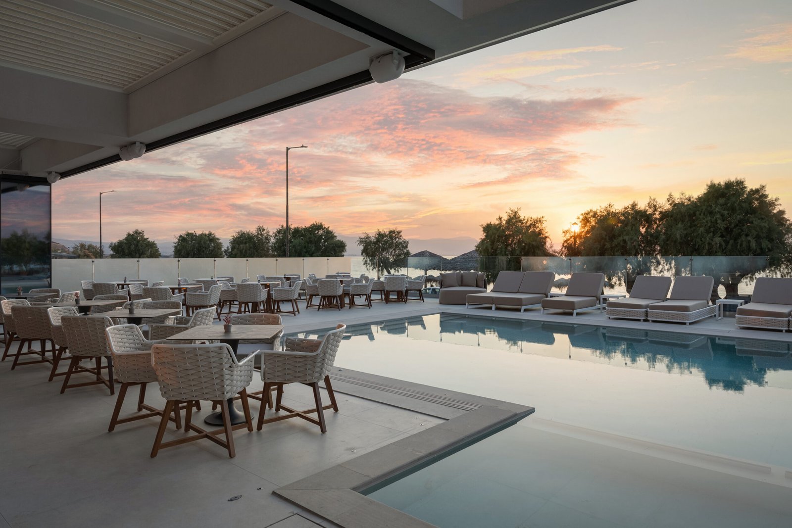 Πισίνα και εξωτερικός χώρος του Avant Blue Boutique Hotel στην Κόρινθο στο λυκόφως