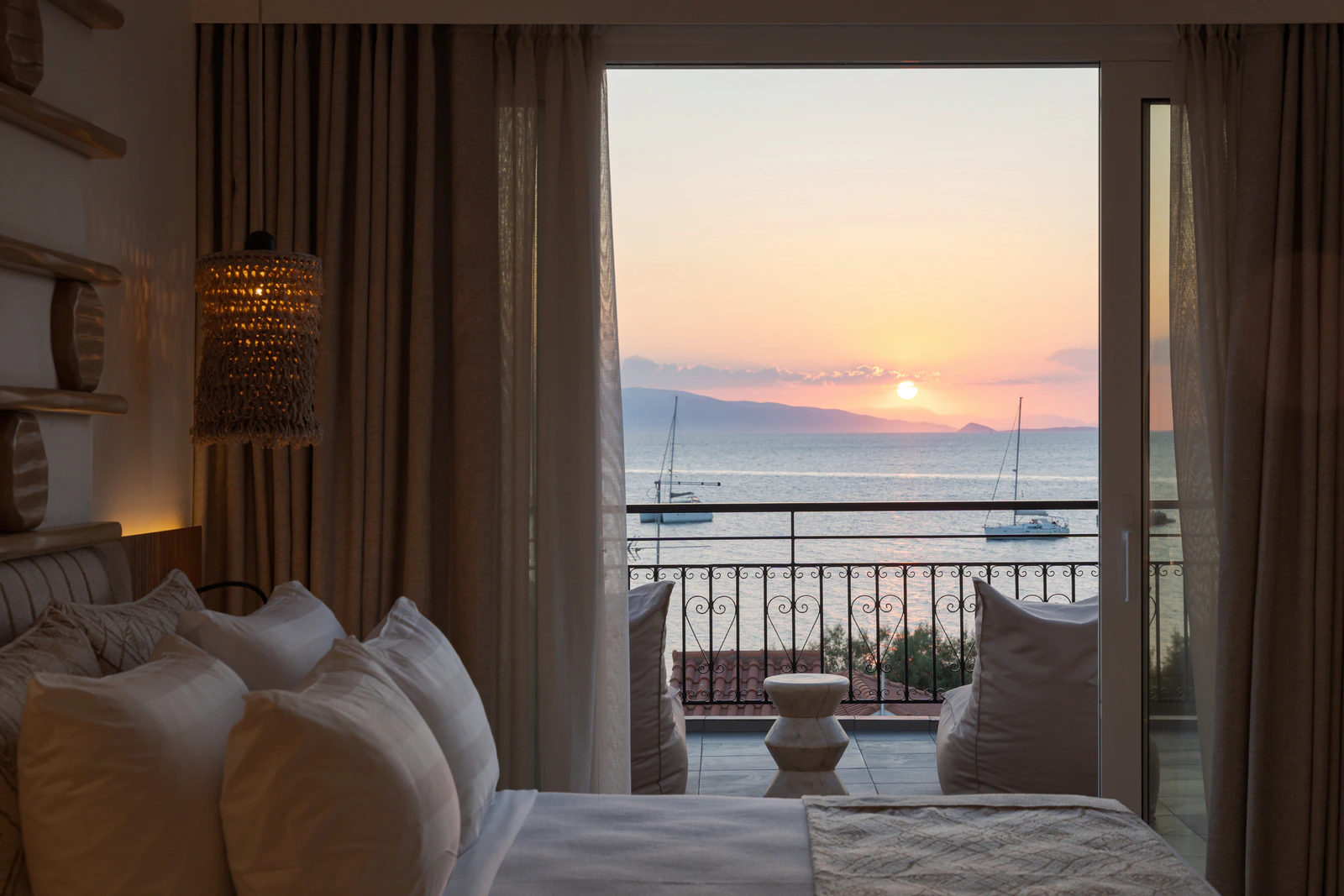 Θέα στο ηλιοβασίλεμα από το Aigina Dream Suites, φωτογραφία Andreas Boutsikas