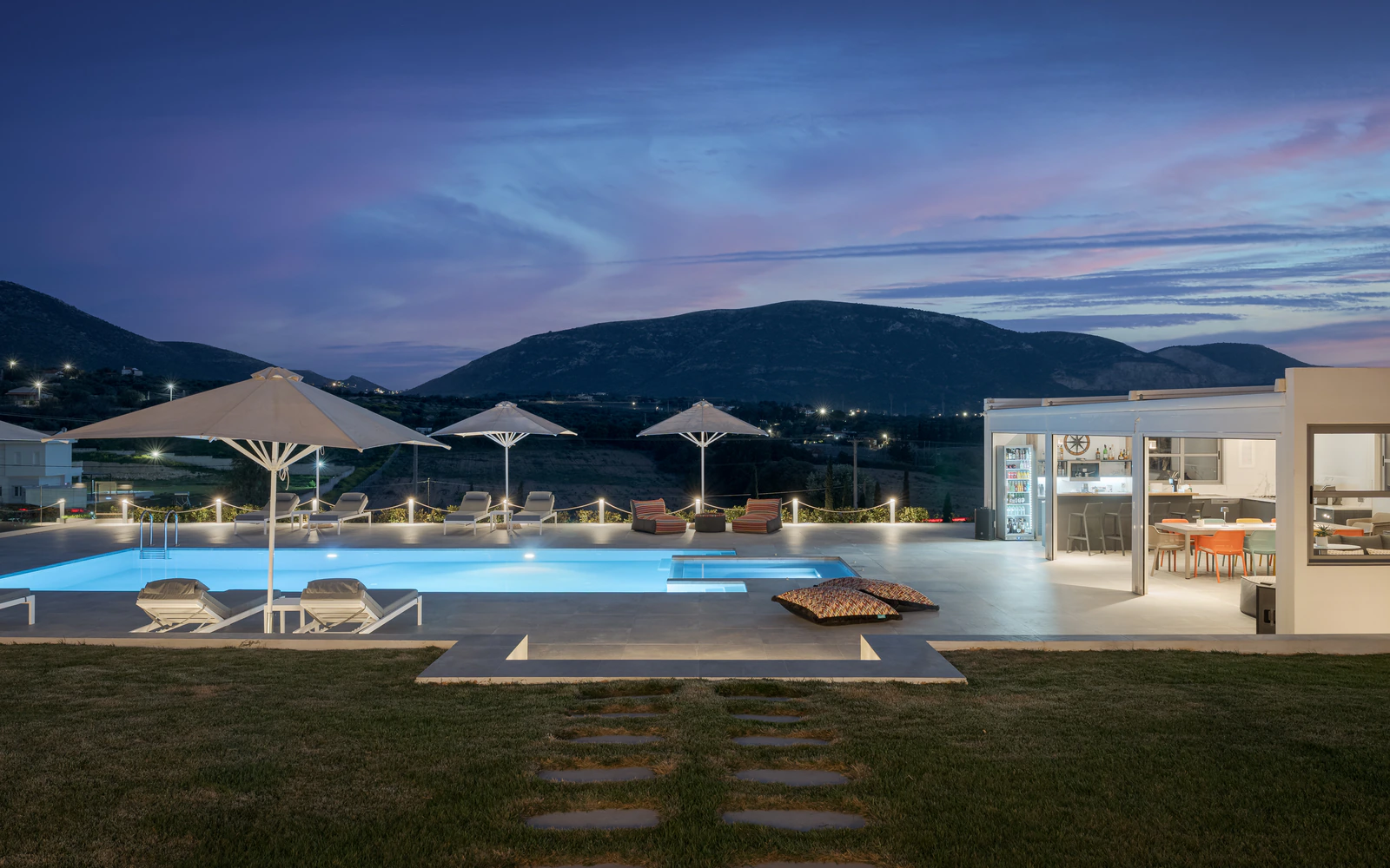 Πισίνα στο λυκόφως στη Markopoulo Villa, φωτογραφία Andreas Boutsikas